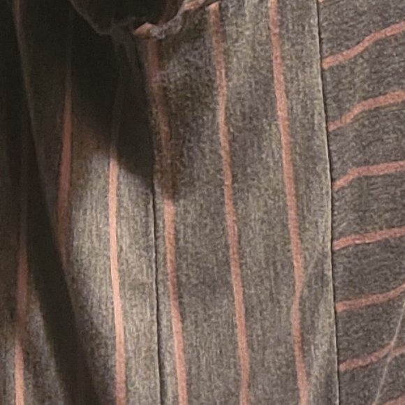 Dalia presents a grey top with horizontal pink stripes size L. - Picture 3 of 4